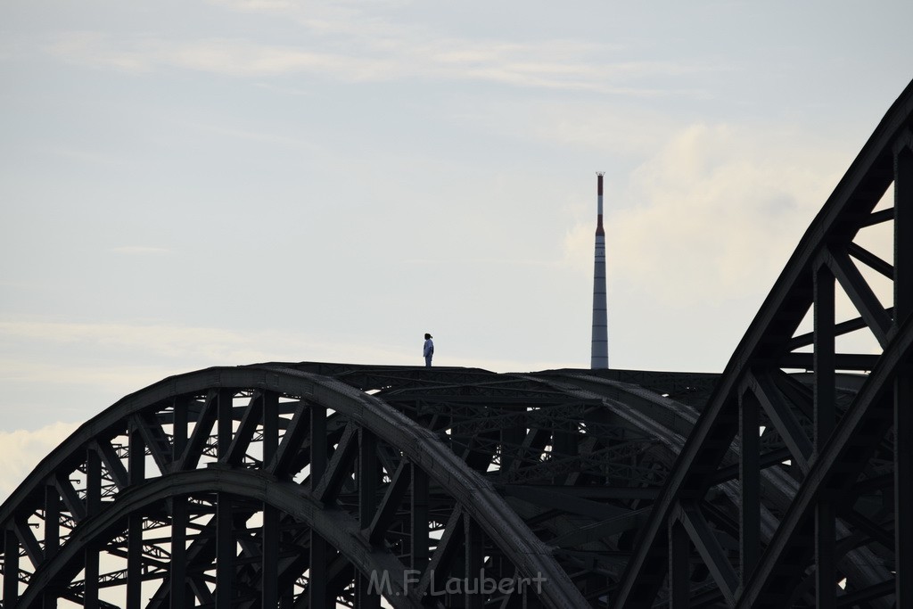 PSpringt kein Suizid Brueckenspringer Koeln Hohenzollernbruecke P056.JPG - Miklos Laubert